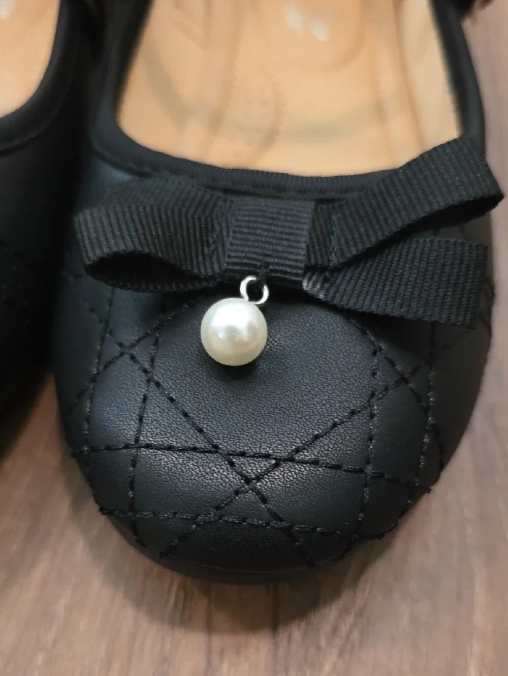 Girls Black Mary Jane Flats with Bow & Pearl Accent. Size 3.